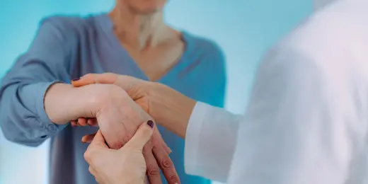 Chiropractor explaining failed carpel tunnel surgery treatments in Hiram, GA.